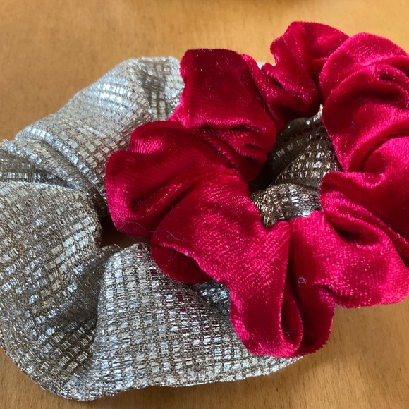 💕2/$20 Scrunchie Set of 3 - Picture 7 of 8